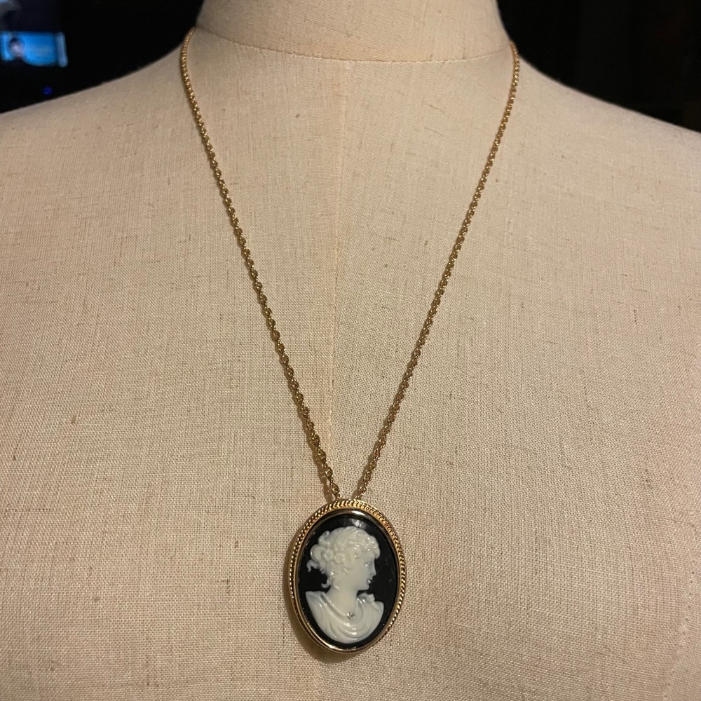 Avon Vintage Black and White Cameo Necklace Brooch Gold Tone Rhinestone 24 In